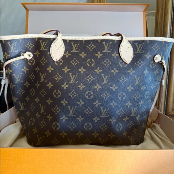 Louis Vuitton Handbags - Louis Vuitton Neverfull MM Monogram Tote